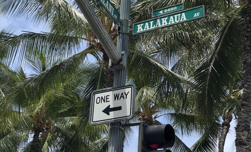 ハワイの道路標識「one way」